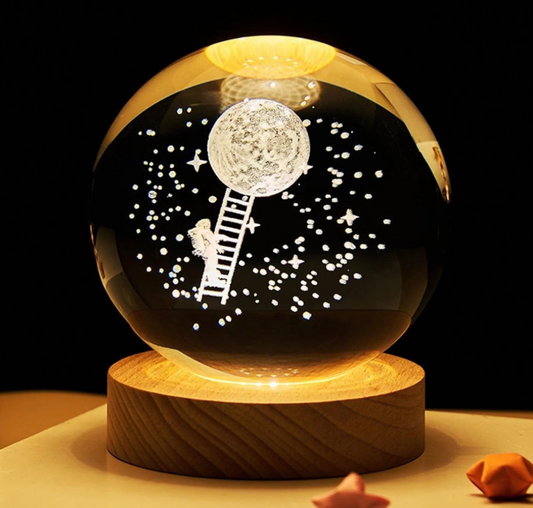 3D Kristallen Astronaut, Ladder en Maan Design Lamp – LED Glazen Bol Nachtlampje | Decoratieve Lamp met Houten Voet (6cm & 8cm)