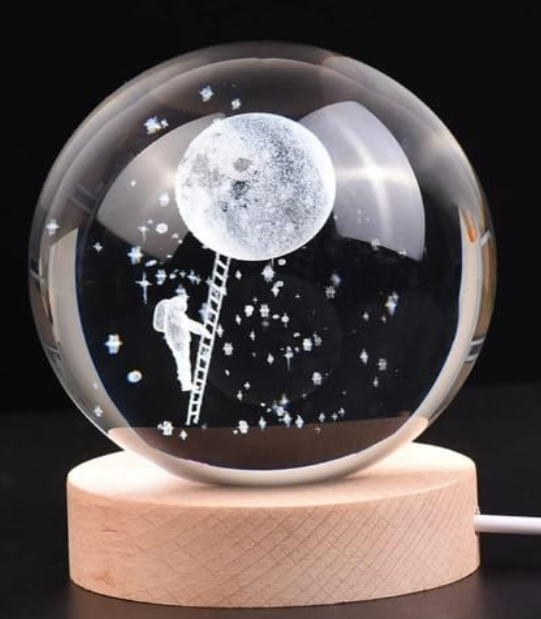 3D Kristallen Astronaut, Ladder en Maan Design Lamp – LED Glazen Bol Nachtlampje | Decoratieve Lamp met Houten Voet (6cm & 8cm)