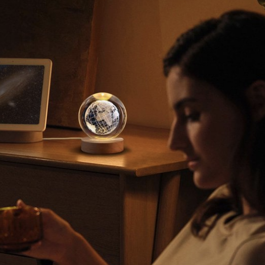 3D Kristallen Universe LED Lamp – Glas Bol met Houten Basis – Nachtlamp & Cadeau