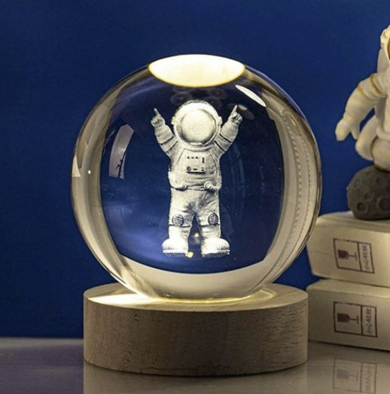 3D Kristallen Astronaut Lamp – LED Glas Bol met Houten Basis
