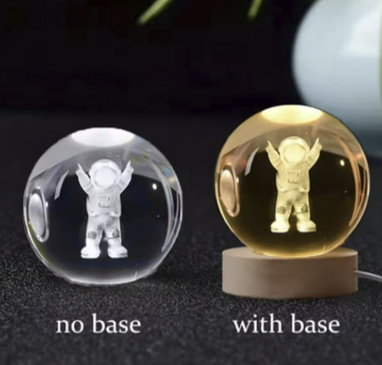 3D Kristallen Astronaut Lamp – LED Glas Bol met Houten Basis