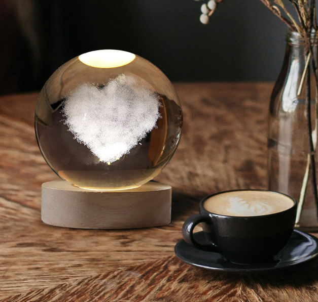 3D Kristallen Hart Bol LED Nachtlamp – Houten Basis & Hologram Effect – Romantische Woondecoratie